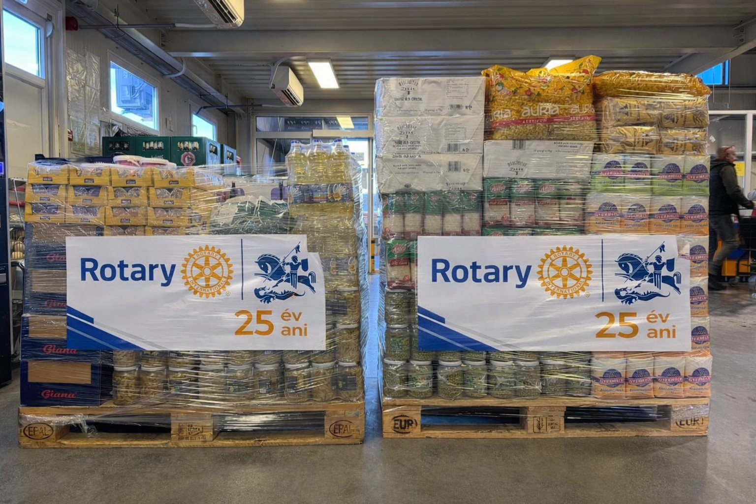 Doi europaleți de alimente de bază donați de Rotary Centrului Zathurecky Berta